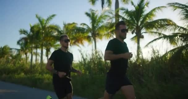 Dos Atletas Masculinos Compiten Carretera Corriendo Atardecer — Vídeos de Stock