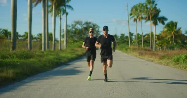 Zwei Männliche Athleten Messen Sich Beim Straßenlauf Bei Sonnenuntergang — Stockvideo