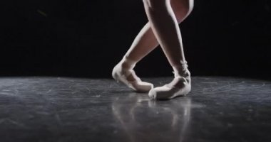 Karanlık stüdyoda bale sanatçısı