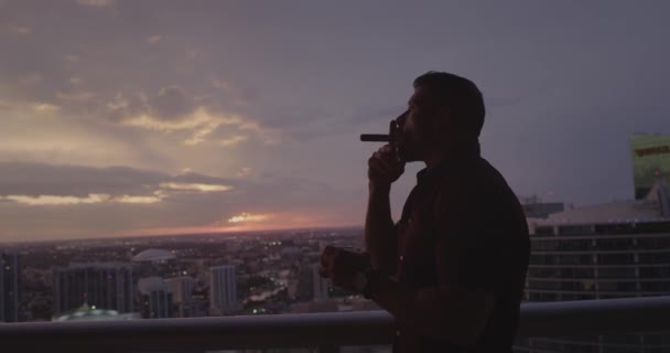 Mężczyzna Palący Cygaro Balkonie Zachodzie Słońca — Wideo stockowe