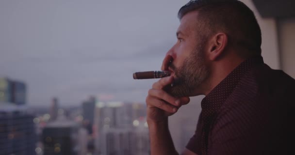 Άνθρωπος Καπνίζει Πούρο Στο Μπαλκόνι Ηλιοβασίλεμα — Αρχείο Βίντεο