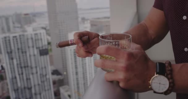 Άνθρωπος Καπνίζει Πούρο Στο Μπαλκόνι Ηλιοβασίλεμα — Αρχείο Βίντεο