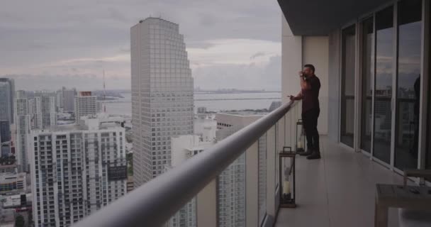 Hombre Fumando Cigarro Balcón Atardecer — Vídeos de Stock