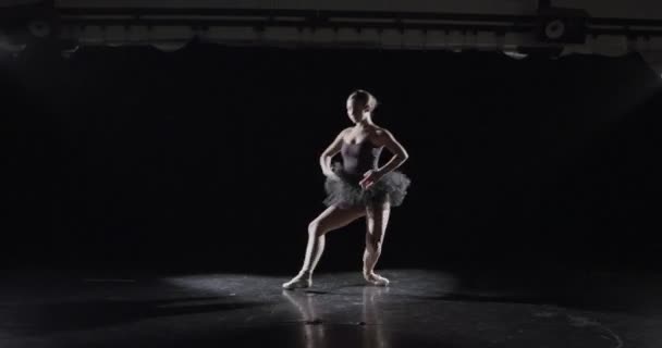 Balletttänzer Dunklen Studio — Stockvideo