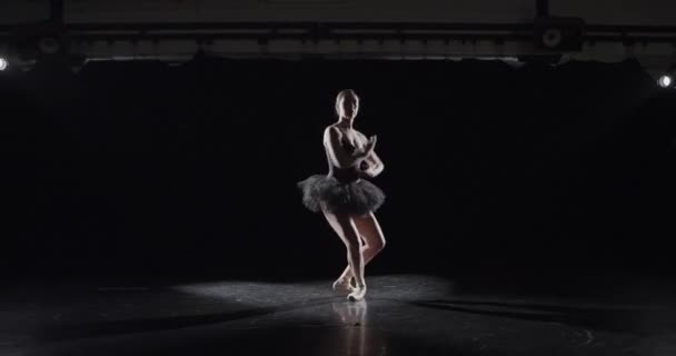 Balletttänzer Dunklen Studio — Stockvideo