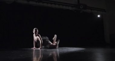 Karanlık stüdyoda bale sanatçısı