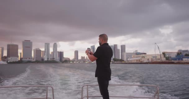 Uomo Che Prende Video Barca Con Cellulare — Video Stock