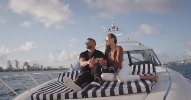 Couple Relaxant Sur Yacht Dans Océan — Video
