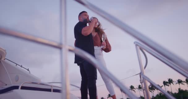 Pareja Viendo Atardecer Yate — Vídeo de stock