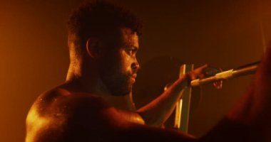 Adam spor salonunda ağırlık kaldırmaya hazırlanıyor.