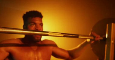 Adam spor salonunda ağırlık kaldırmaya hazırlanıyor.