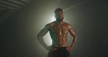 Adam karanlık spor salonunda çalışıyor.