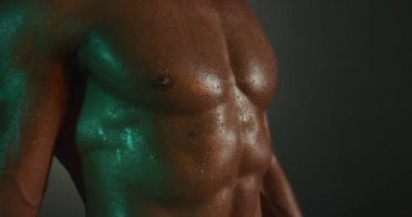 Yırtık karın kaslarına yakın çekim