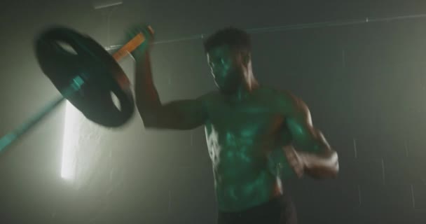 Man Tränar Mörkt Gym — Stockvideo