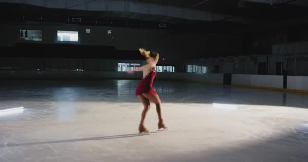 Menina Figura Patinador Realizando Rotina — Vídeo de Stock