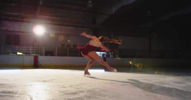 女の子フィギュアスケートルーチンを実行します — ストック動画