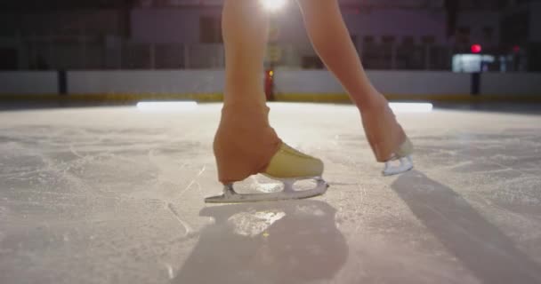 女性の氷のフィギュアスケートの閉鎖 — ストック動画