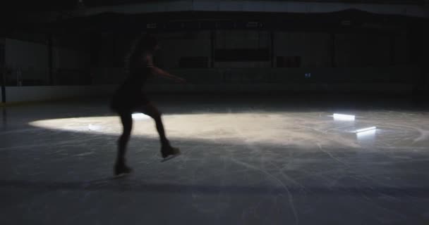 Eiskunstläuferin Mit Routine — Stockvideo