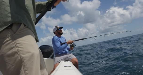 Mannen Vissen Boot Zee Tijdens Zonnige Dag — Stockvideo