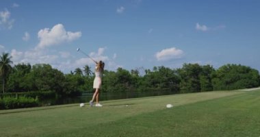Güneşli günde golf oynayan atletik kadın