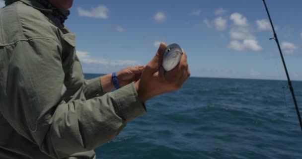 Mannen Vissen Boot Zee Tijdens Zonnige Dag — Stockvideo