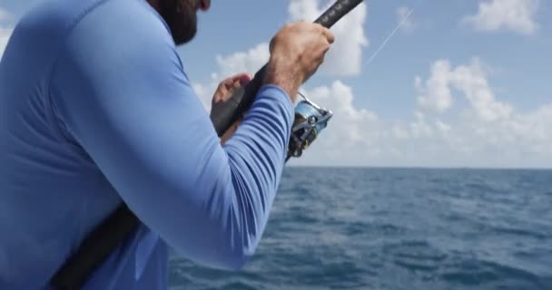 Άνδρες Ψάρεμα Στη Θάλασσα Κατά Διάρκεια Της Ηλιόλουστης Ημέρας — Αρχείο Βίντεο