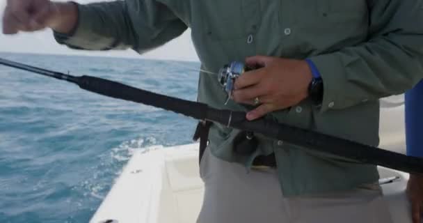 Mannen Vissen Boot Zee Tijdens Zonnige Dag — Stockvideo