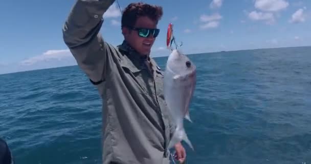 Рыбалка Лодке Море Солнечный День — стоковое видео