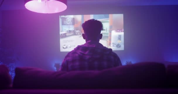 Άνθρωπος Κερδίζει Παιχνίδι Βίντεο Νύχτα Στο Διαμέρισμα — Αρχείο Βίντεο