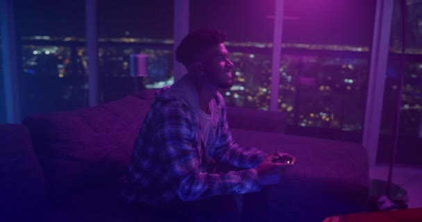 男はアパートで夜にビデオゲームをプレイ — ストック動画