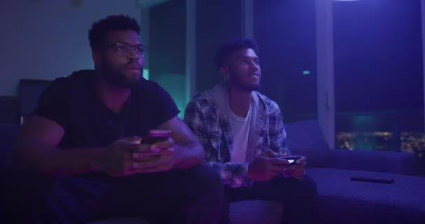 아파트에서 비디오 게임을 백인들 — 비디오