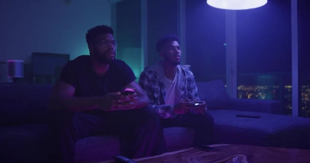 Freinds Spelen Videospelletjes Nachts Appartement — Stockvideo