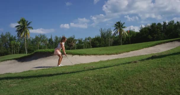 Menina Atingindo Tiro Golfe Areia — Vídeo de Stock