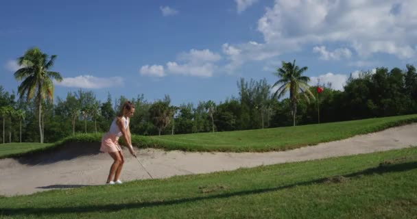 Menina Atingindo Tiro Golfe Areia — Vídeo de Stock