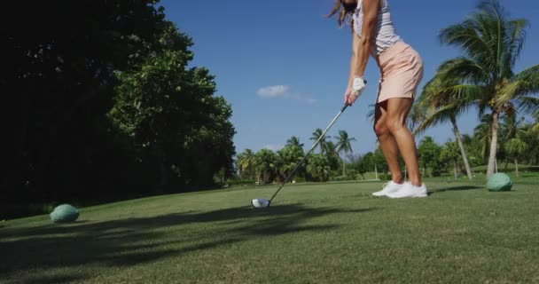 Atletische Vrouw Die Golfbal Rijdt — Stockvideo