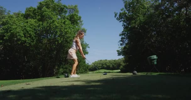 Atlética Mujer Jugando Golf Día Soleado — Vídeo de stock