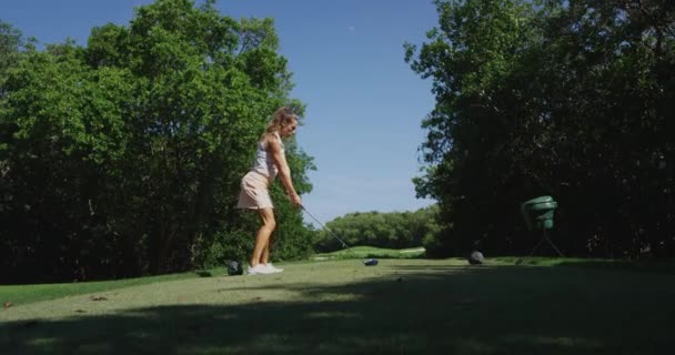 Atletická žena hraje golf na slunečný den