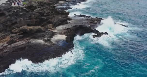 Vista Arriba Hacia Abajo Las Rocas Del Océano — Vídeos de Stock