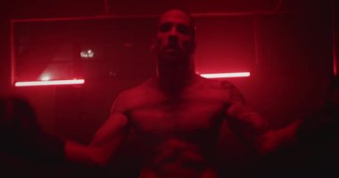 Erkek boksör boks antrenmanı yapıyor.