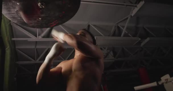 ダークジムでの男性ボクサーの練習 — ストック動画