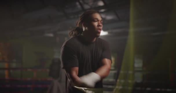 Boxeador Masculino Practicando Gimnasio Oscuro — Vídeos de Stock