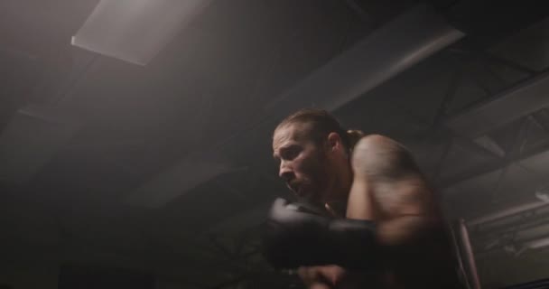 Чоловічий Бокс Тіней Темному Тренажерному Залі — стокове відео