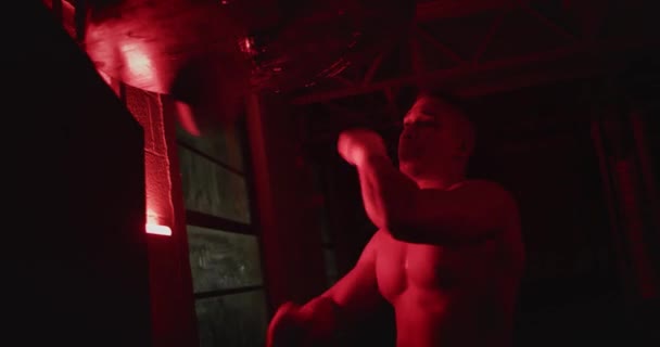 男子拳击训练在红色黑暗体育馆进行 — 图库视频影像