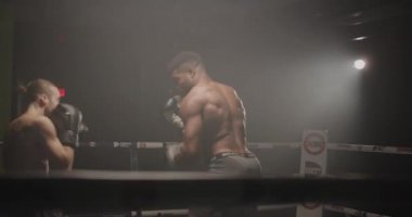 Karanlık spor salonunda erkek gölge boksu