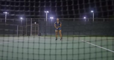 Geceleri tenis oynayan bir kadın