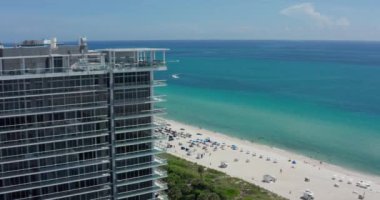 Güneşli bir günde Miami Sahili 'nin gökdelenlerinin hava manzarası
