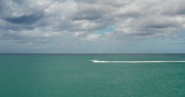 Hava görüntüleme merkezi konsol teknesi mavi denize doğru gidiyor.