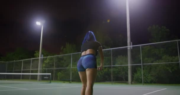 Chica Sirviendo Pelota Tenis Noche — Vídeo de stock