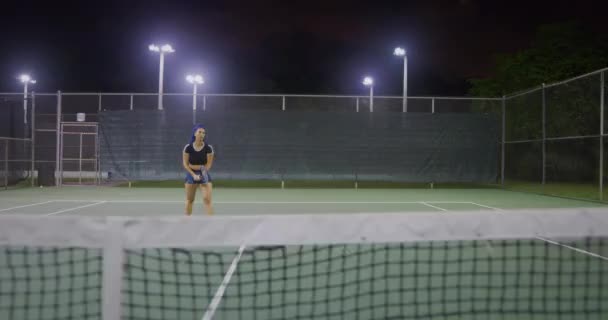 Vrouw Die Nachts Tennis Speelt — Stockvideo