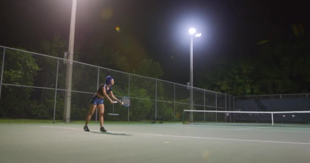 Vrouw Die Nachts Tennisbal Serveert — Stockvideo